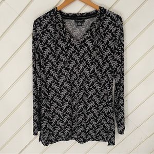 Liz Claiborne women’s v-necked top size M, runs large